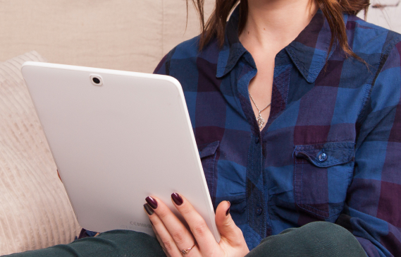 Photo d'une femme sur une tablette