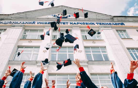 Photo d'étudiants qui lancent leur chapeaux de diplômés