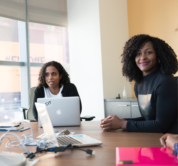 Photo de femme en réunion autour d'une table